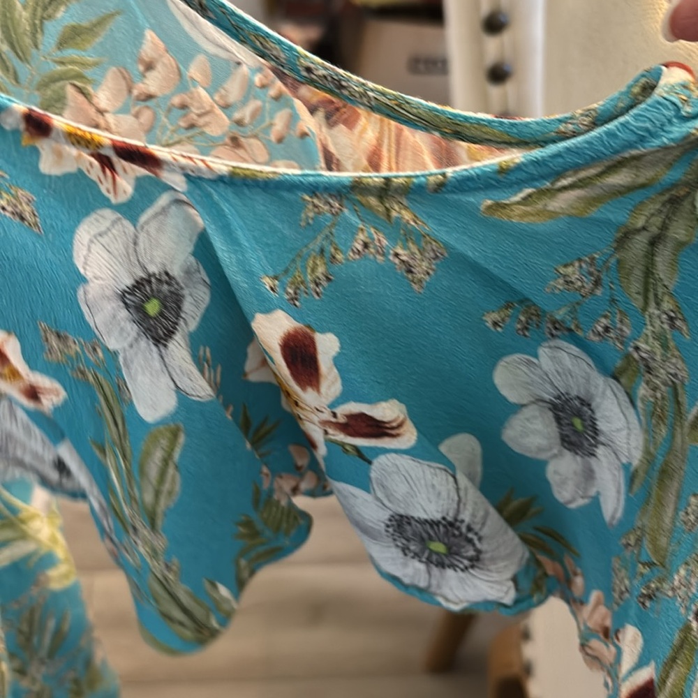 Karen Kane floral Blue and White Blouse with cold shoulder butterfly sleeves - Picture 9 of 10
